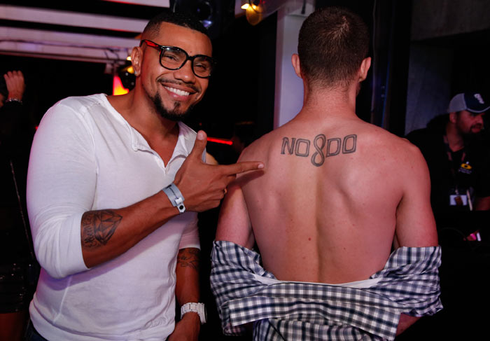 Naldo Benny mostra tatuagem nas costas de fã 