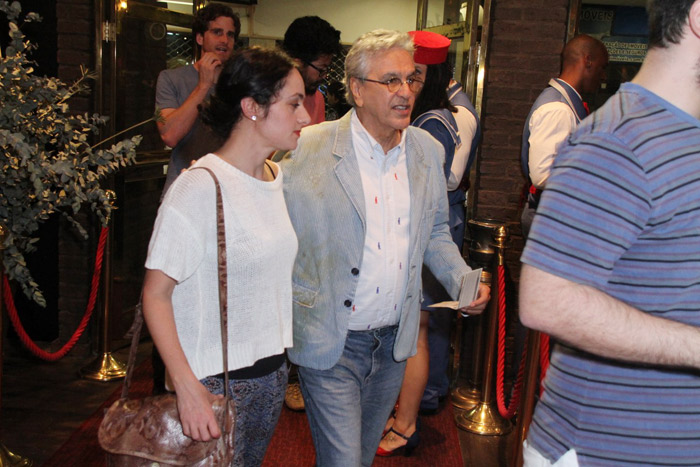 Caetano Veloso vai com a namorada ao show do filho Moreno 