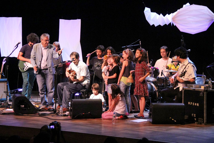 Caetano Veloso vai com a namorada ao show do filho Moreno 