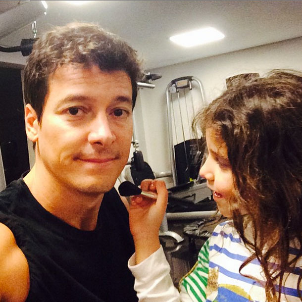 Rodrigo Faro vira cobaia da filha em teste de maquiagem