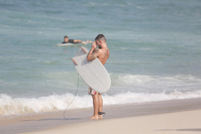 Juliano Cazarré domina as ondas em dia de surfe no Rio