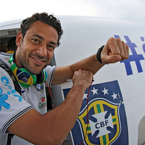 Fred faz sinal característico de Neymar na porta de avião