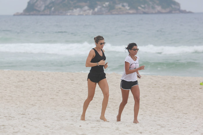 Grazi Massafera e Anna Lima põem a conversa em dia durante corrida na praia