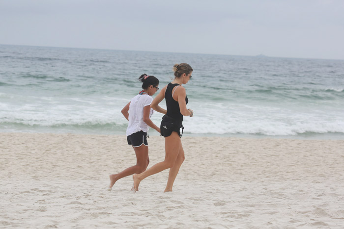 Grazi Massafera e Anna Lima põem a conversa em dia durante corrida na praia
