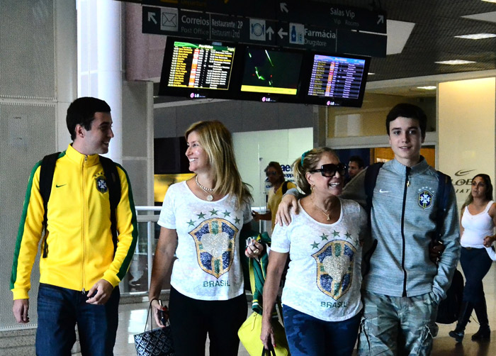 Susana Vieira e a família embarcam já na torcida pelo Brasil
