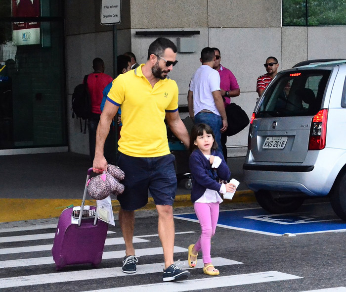 Animado, Malvino Salvador conversa com a filha em aeroporto