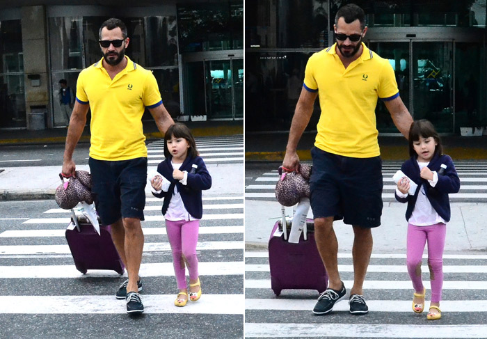 Animado, Malvino Salvador conversa com a filha em aeroporto