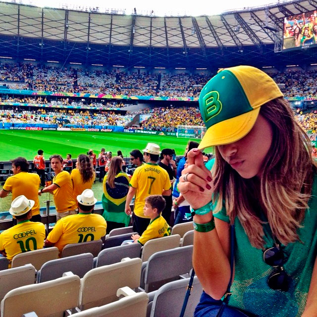 Mariana Rios esbanja charme na arquibancada do Mineirão