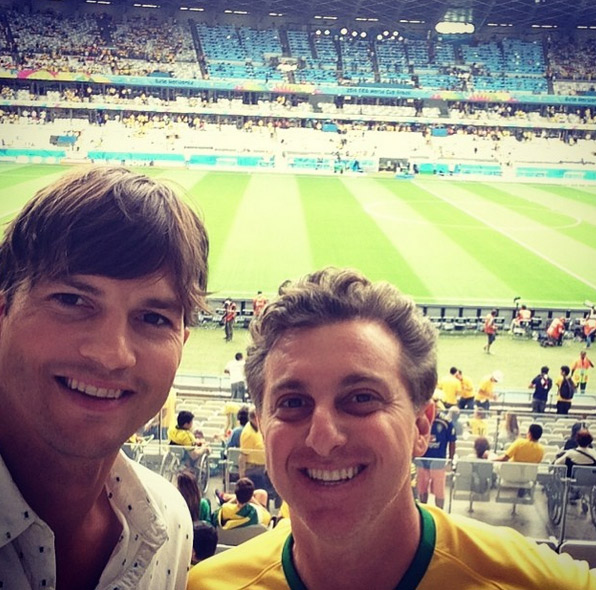 Ashton Kutcher e Luciano Huck torcem juntos pelo Brasil no Mineirão