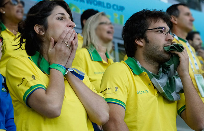 Humberto Carrão fica com a bandeira entre os dentes em jogo do Brasil