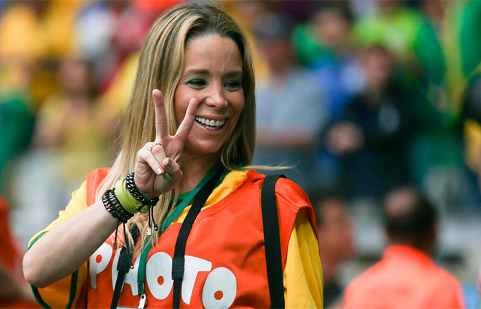 Danielle Winits dá o 'jeitinho brasileiro' e vai para área de imprensa durante jogo
