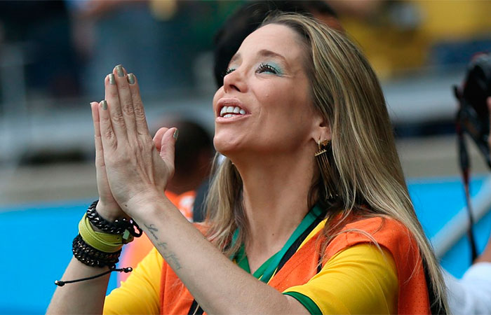 Danielle Winits dá o 'jeitinho brasileiro' e vai para área de imprensa durante jogo]