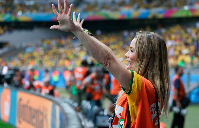 Danielle Winits dá o 'jeitinho brasileiro' e vai para área de imprensa durante jogo