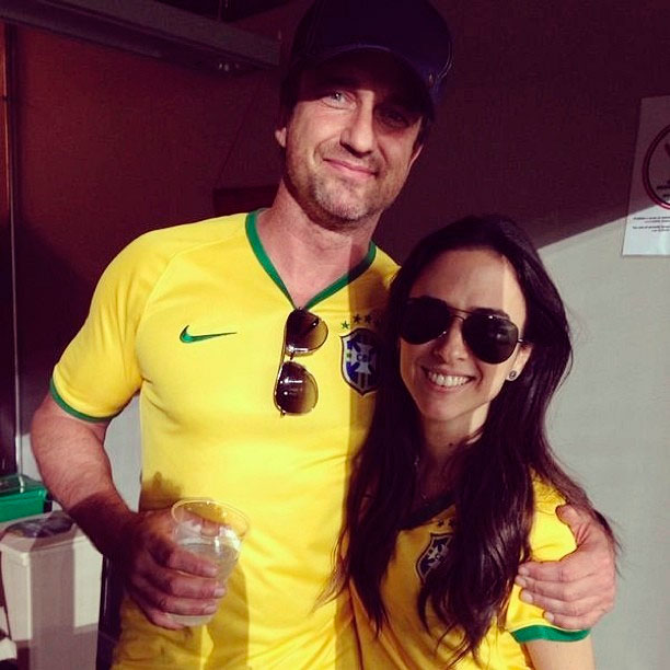 Tatá Werneck tieta Gerard Butler durante jogo do Brasil