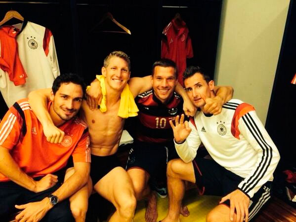 Infelizmente, jogadores da Alemanha comemoram vitória em jogo