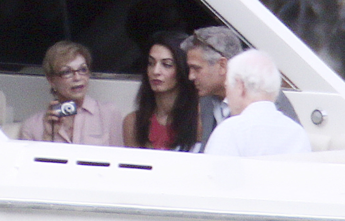 George Clooney sai para passear com seus pais, noiva e sogra 