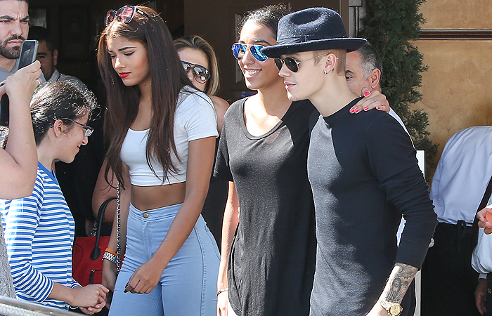 Justin Bieber circula com seu suposto novo affair, Yovanna Ventura