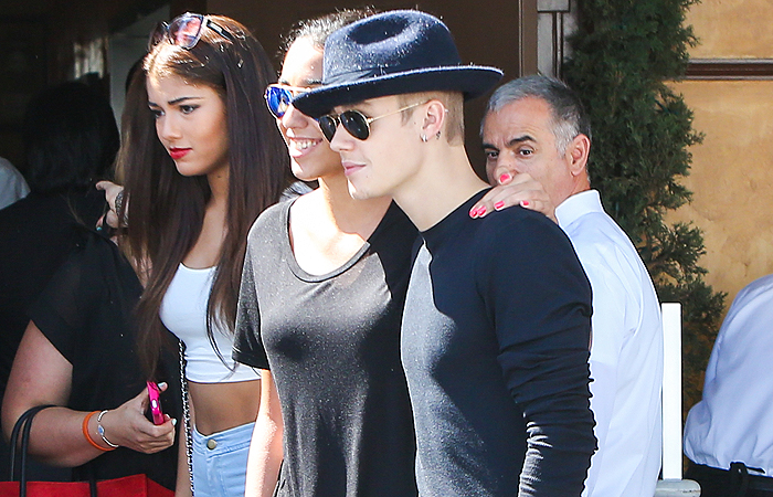 Justin Bieber circula com seu suposto novo affair, Yovanna Ventura