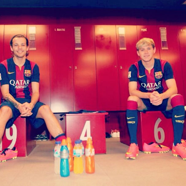 Estrelas em campo! Niall Horan e Louis Tomlinson fazem visita ao FC Barcelona