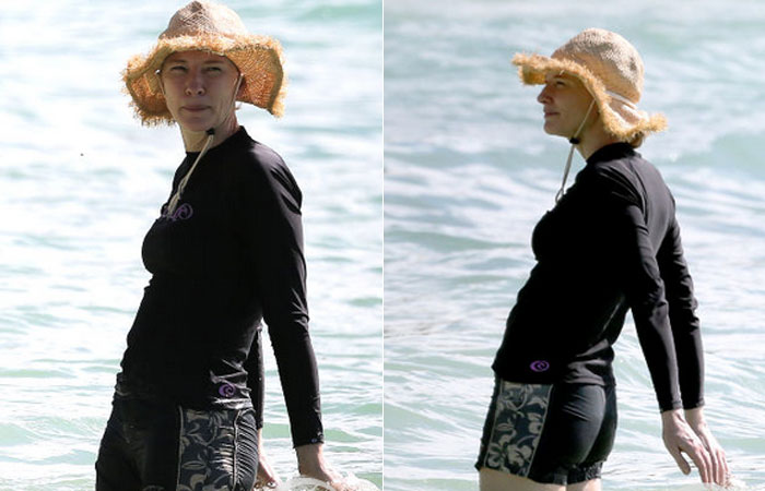 Cate Blanchett vai à praia com chapéu excêntrico 