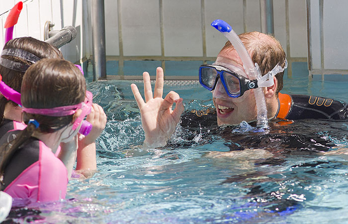 Príncipe William faz aula de mergulho em Londres