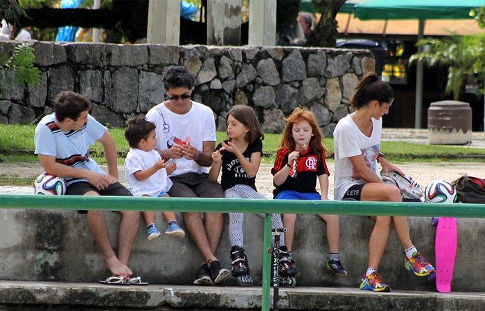 Eduardo Moscovis e Cynthia Howlett passeiam com os filhos no Rio