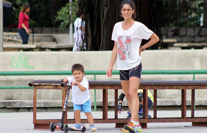 Eduardo Moscovis e Cynthia Howlett passeiam com os filhos no Rio