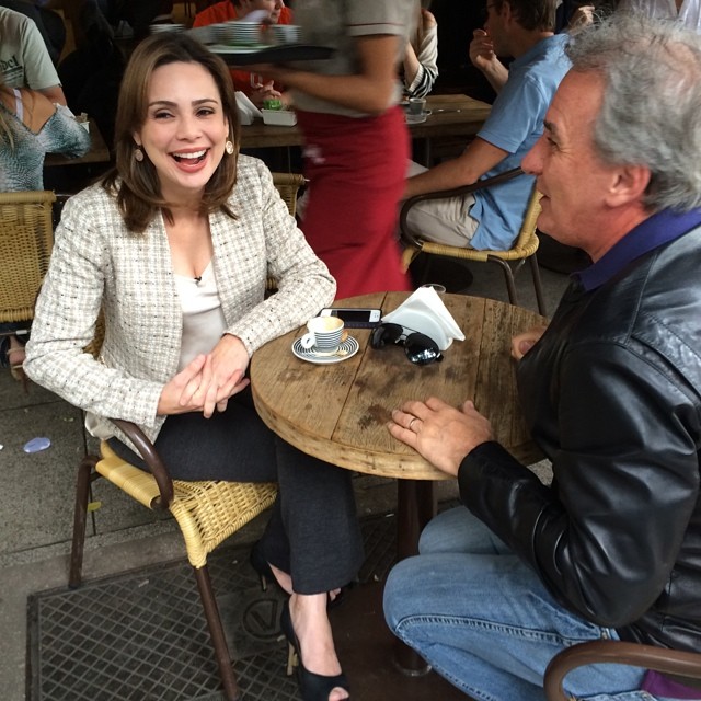 Otávio Mesquita toma café da manhã com Raquel Sheherazade em São Paulo