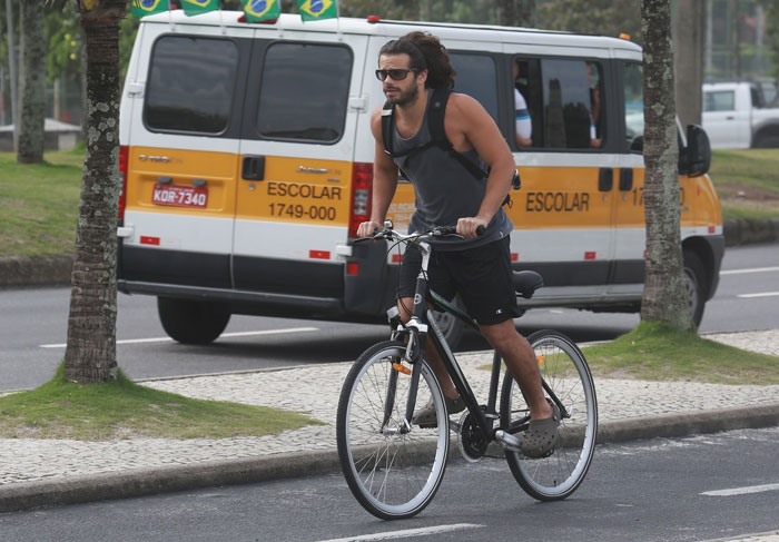 De mochila, Duda Nagle pedala no Rio de Janeiro