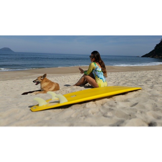 Jaque Khury se diverte com cachorro nos bastidores de ensaio fotográfico