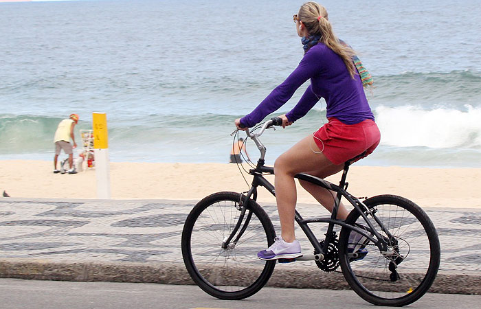 Cheia de estilo, Luana Piovani pedala pela orla carioca