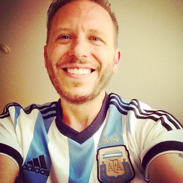 Cantor argentino, Noel Schajris, anima torcida contra a Holanda