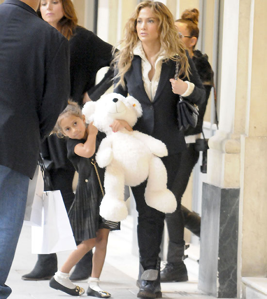  Jennifer Lopez compra urso de pelúcia enorme para a filha