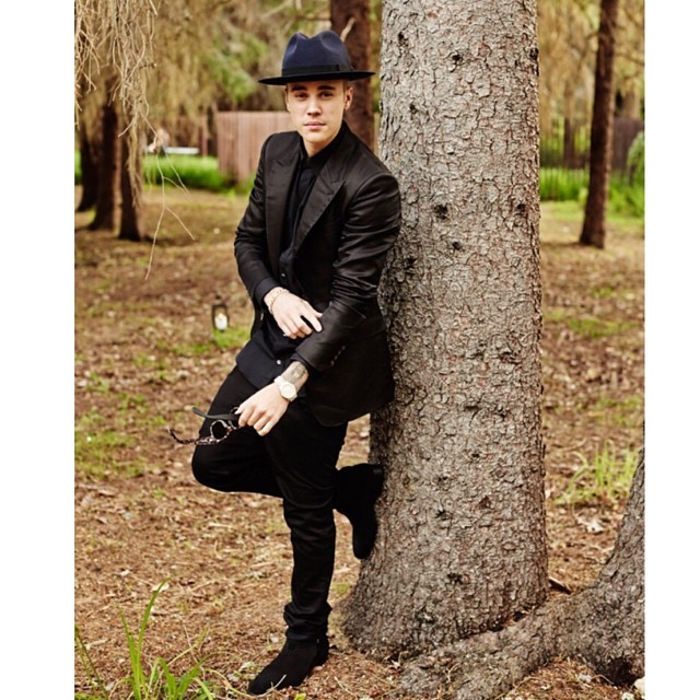 Justin Bieber posa cheio de estilo para ensaio