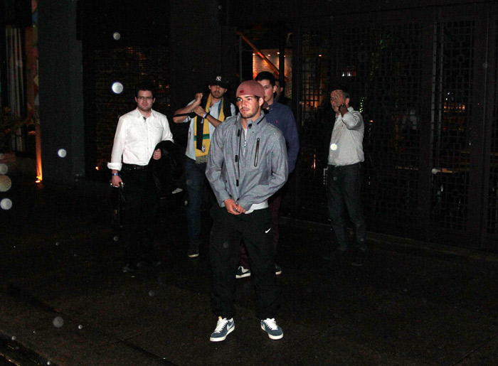 Alexandre Pato curte noite com amigos em São Paulo