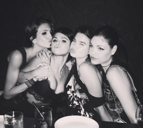 Selena Gomez cai na balada com as amigas