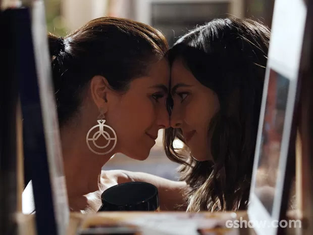 Em Família: Em clima de romance, Clara e Marina celebram aprovação da família
