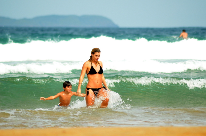 Carolina Dieckmann curte o dia na praia com a família