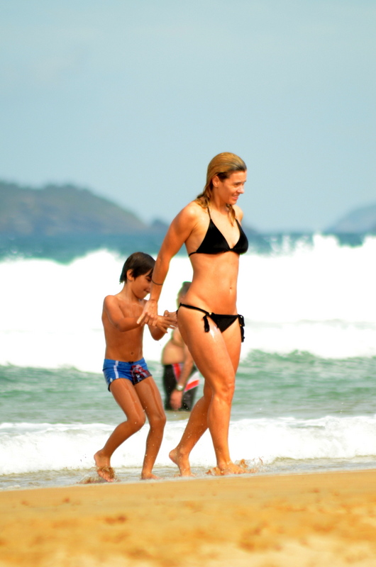 Carolina Dieckmann curte o dia na praia com a família