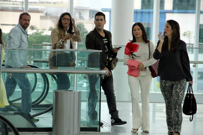 André Marques almoça com amigos em shopping carioca