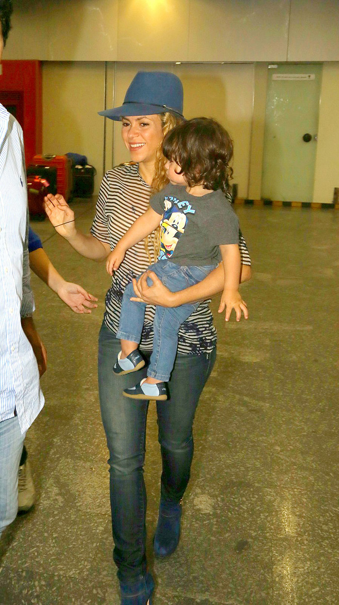 Com o filho nos braços, Shakira desembarca no Rio de Janeiro