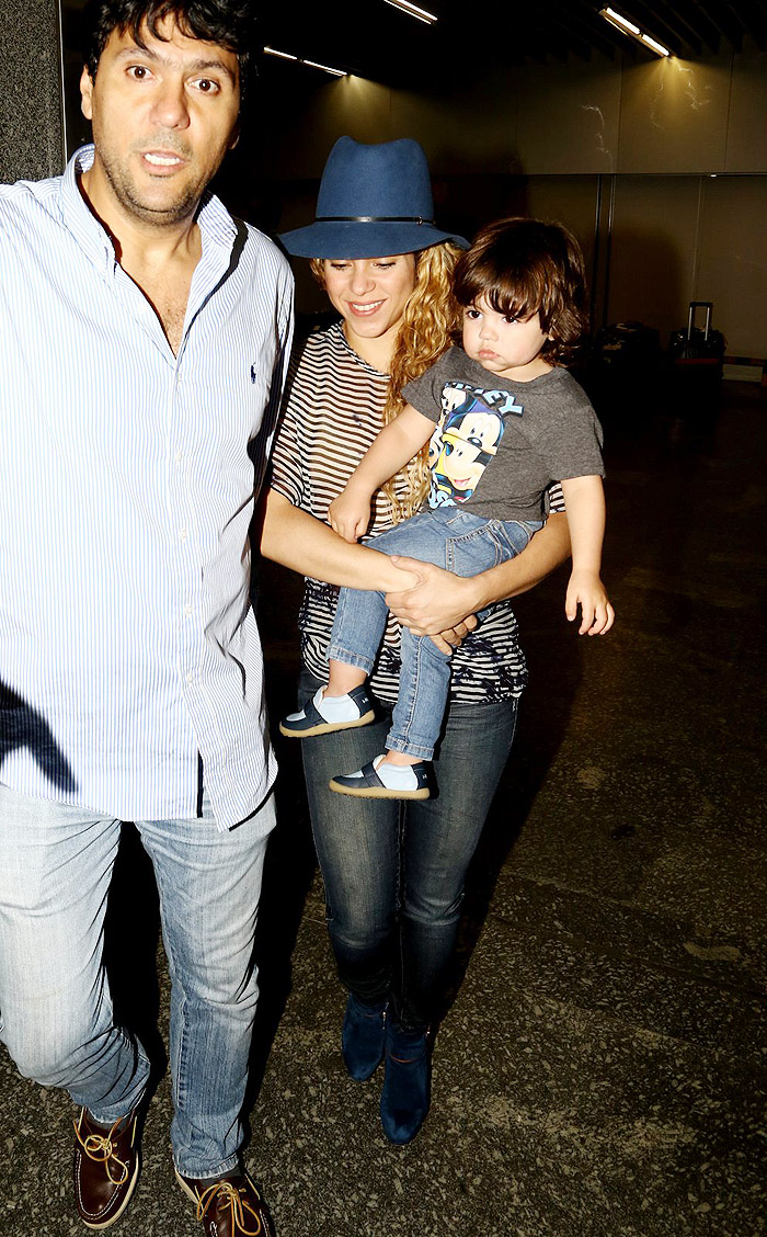 Com o filho nos braços, Shakira desembarca no Rio de Janeiro