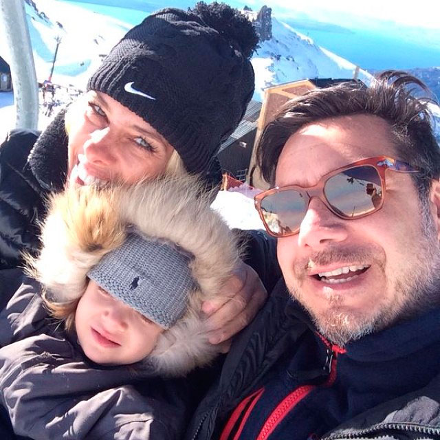 Na neve / Adriane Galisteu anda de teleférico com o marido e o filho em Bariloche