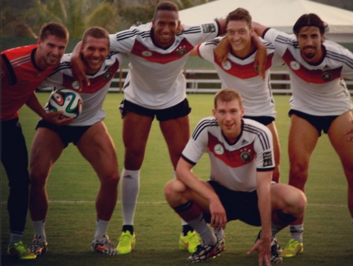 Jogadores da Alemanha voltam a deixar as coxas de fora após treino