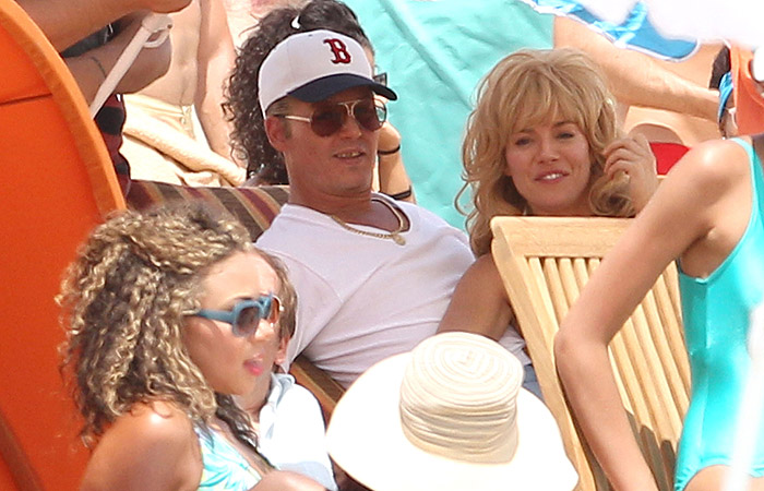 Johnny Depp roda cenas com Sienna Miller em Massachussets