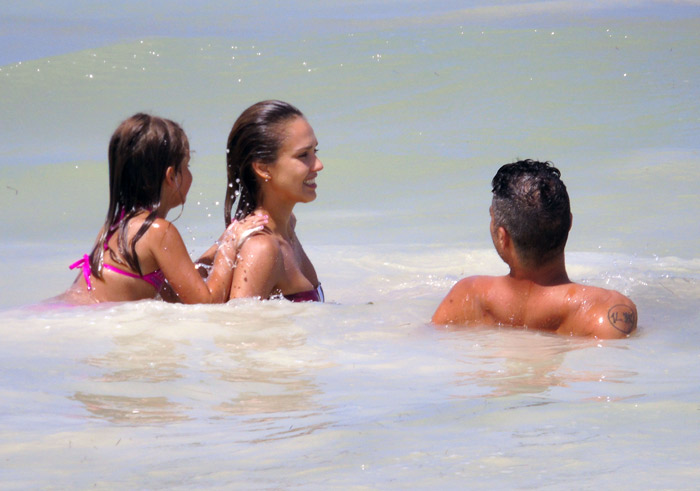 Jessica Alba curte praia no México em clima de romance com o maridão