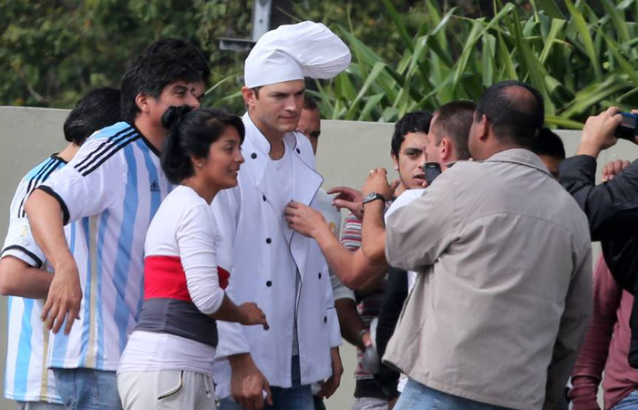 Ashton Kutcher se fantasia de cozinheiro para gravar com Luciano Huck