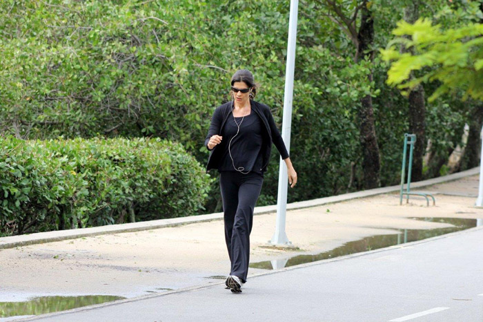 Com look todo preto, Helena Ranaldi caminha pela Lagoa Rodrigo de Freitas