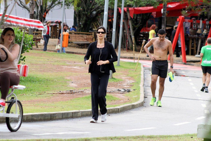 Com look todo preto, Helena Ranaldi caminha pela Lagoa Rodrigo de Freitas