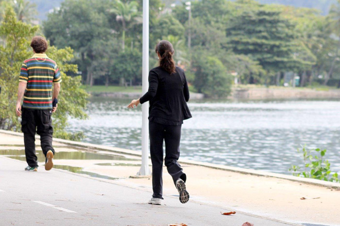 Com look todo preto, Helena Ranaldi caminha pela Lagoa Rodrigo de Freitas